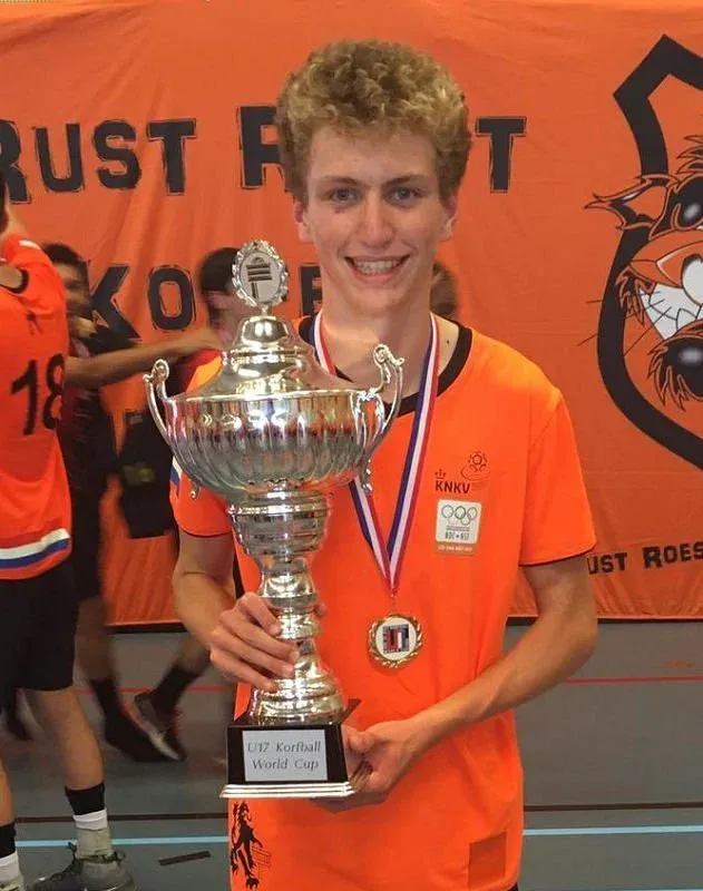 Oranje onder 17, met Kris, wereldkampioen 1 Daltospeler Kris Boere met de beker