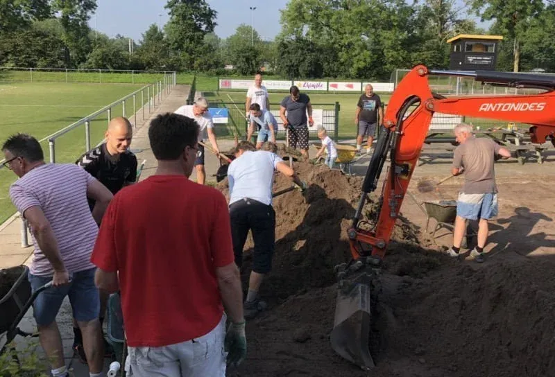 Terras aanleggen, geweldig wat een teamwork! 1 20200718 Terraskruien Dalto