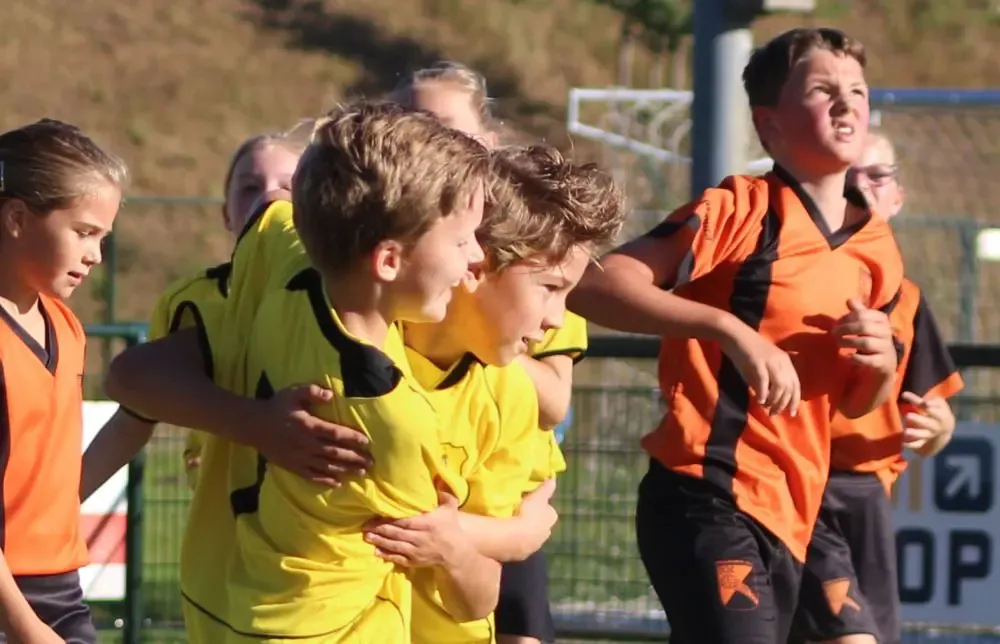 Jonas en Stijn zijn samen altijd dolblij na een doelpunt, mooi om te zien.