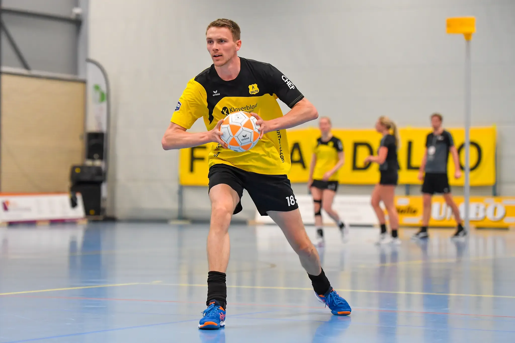 In de Stichtse Courant: Joost Wattel studeerde in Tanzania 1 Joost website - Dalto/Klaverblad Verzekeringen - Korfbal - Driebergen