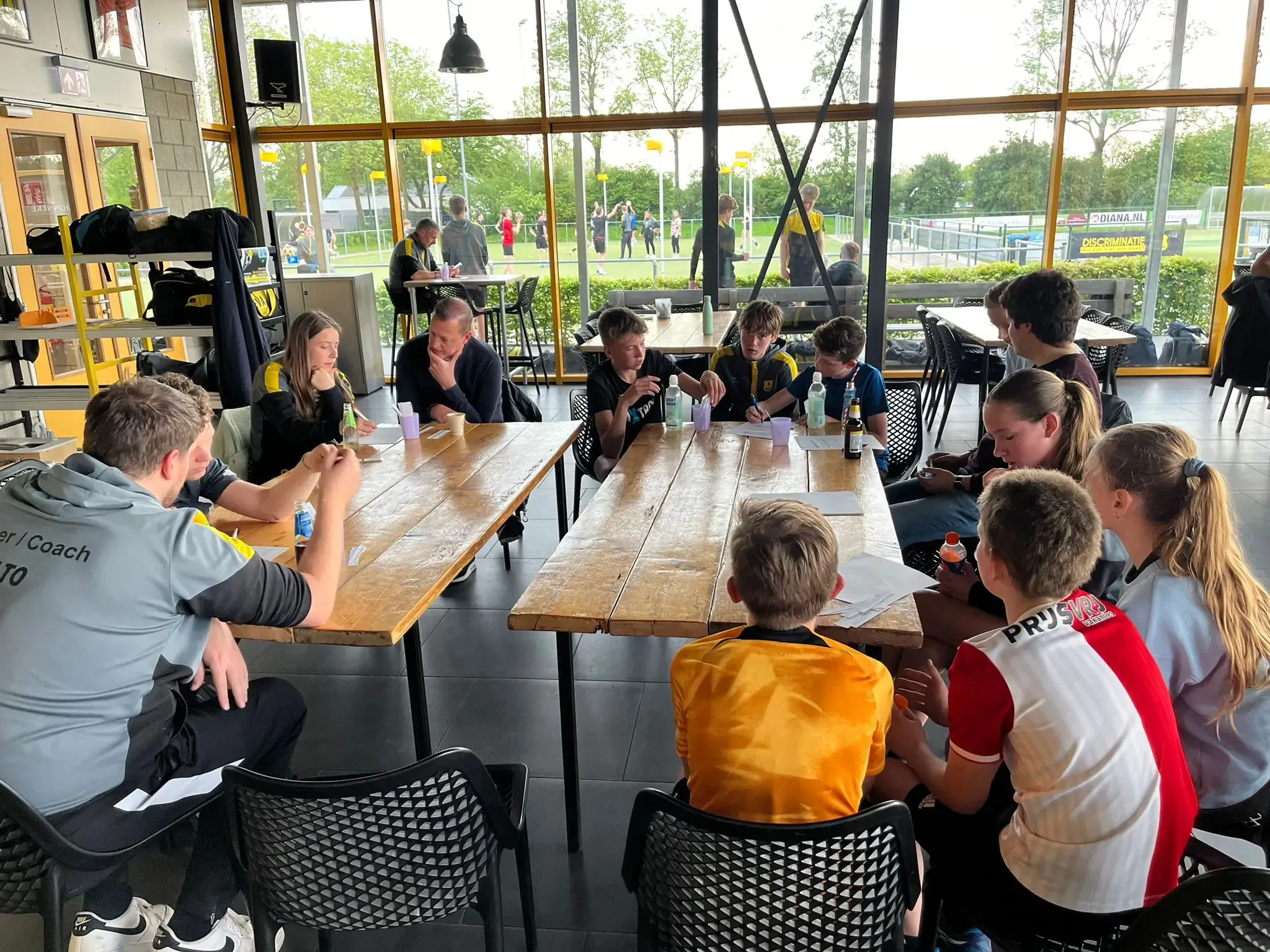 Trainerscafé over terug- en vooruitblikken op een seizoen 3