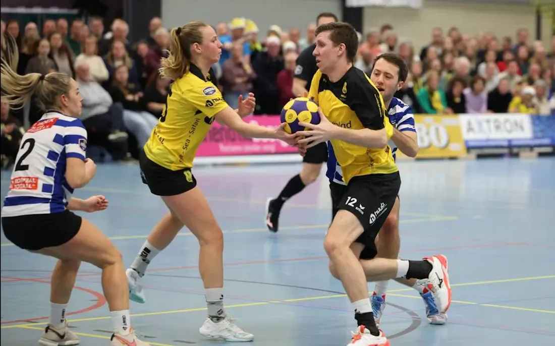 AD: Mathijs den Ouden geeft Dalto lucht 1 20251222 AD Mathijs Dalto BW - Dalto/Klaverblad Verzekeringen - Korfbal - Driebergen
